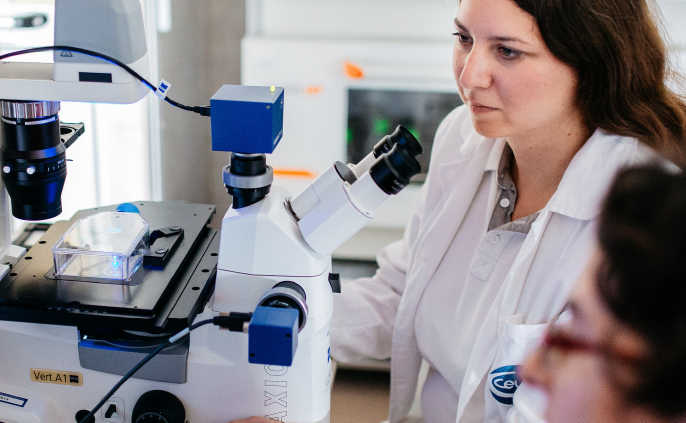 Women in a laboratory. Ruminnt disease